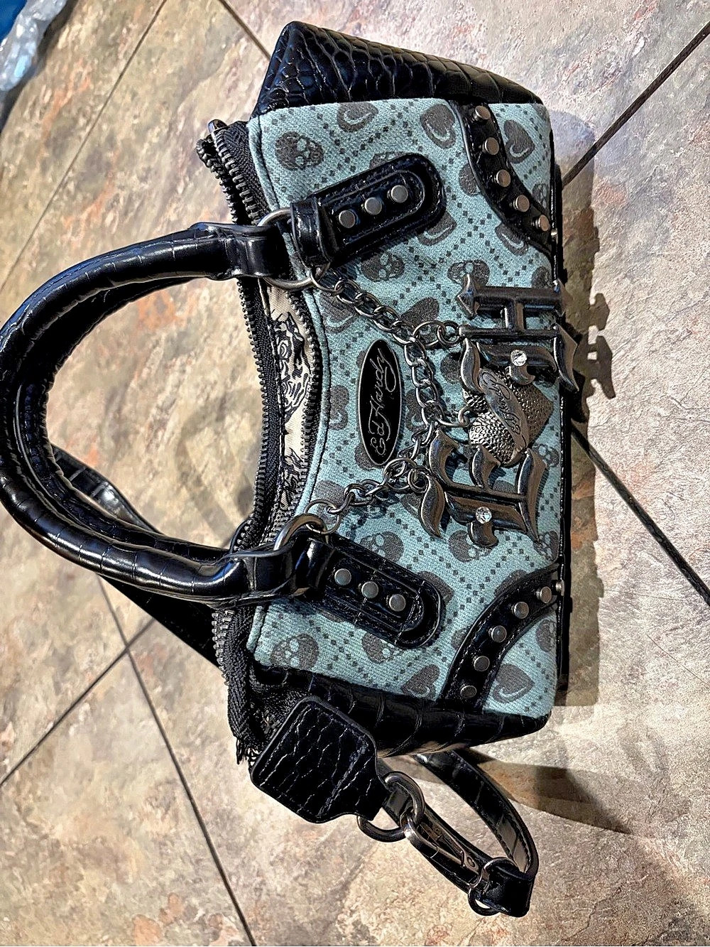 Ed Hardy Blue & Black Printed Shoulder Bag
Issue with the zipper